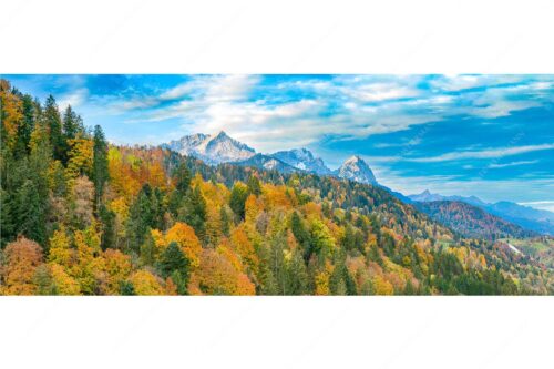 Blick über Herbstwald zum Zugspitzmassiv im Wettersteingebirge - Indian Summer Dahoam - Seitenverhältnis 2,5:1 - Herbstfärbung mit Alpspitze Zugspitze und Waxenstein - weitere Infos unter https://www.kriner-weiermann.de