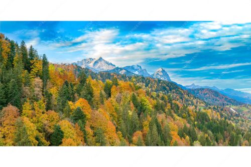 Blick über Herbstwald zum Zugspitzmassiv im Wettersteingebirge - Indian Summer Dahoam - Seitenverhältnis 2:1 - Herbstfärbung mit Alpspitze Zugspitze und Waxenstein - weitere Infos unter https://www.kriner-weiermann.de