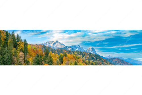 Blick über Herbstwald zum Zugspitzmassiv im Wettersteingebirge - Indian Summer Dahoam - Seitenverhältnis 4:1 - Herbstfärbung mit Alpspitze Zugspitze und Waxenstein - weitere Infos unter https://www.kriner-weiermann.de