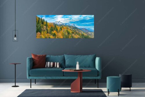 Blick über Herbstwald zum Zugspitzmassiv im Wettersteingebirge - Indian Summer Dahoam - Größe ca. 175x70cm, Seitenverhältnis 2,5:1 - Herbstfärbung mit Alpspitze Zugspitze und Waxenstein - weitere Infos unter https://www.kriner-weiermann.de