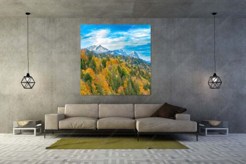 Blick über Herbstwald zum Zugspitzmassiv im Wettersteingebirge - Indian Summer Dahoam - Größe ca. 160x160cm, Seitenverhältnis 1:1 - Herbstfärbung mit Alpspitze Zugspitze und Waxenstein - weitere Infos unter https://www.kriner-weiermann.de