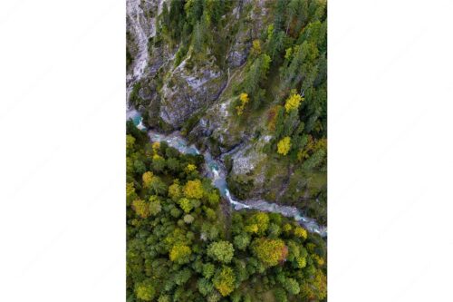 Die ersten Herbstboten in der Finzklamm im Estergebirge - Klammheimlich - Seitenverhältnis 2:3 - Herbstfärbung in der Finzklamm - weitere Infos unter https://www.kriner-weiermann.de