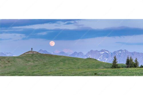 Blick vom Wank im Estergebirge zum Vollmondaufgang über Karwendelgebirge - Mondfieber - Seitenverhältnis 2,5:1 - Vollmond über Karwendel - weitere Infos unter https://www.kriner-weiermann.de