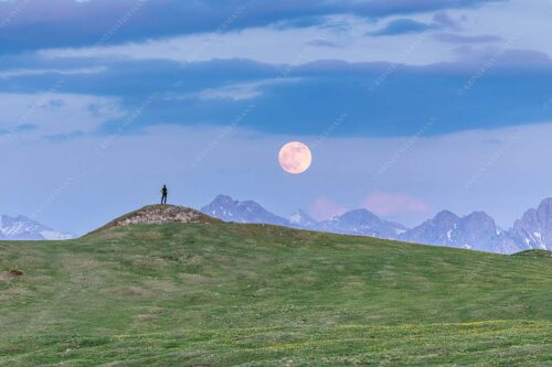 Blick vom Wank im Estergebirge zum Vollmondaufgang über Karwendelgebirge - Mondfieber - Seitenverhältnis 3:2 - Vollmond über Karwendel - weitere Infos unter https://www.kriner-weiermann.de