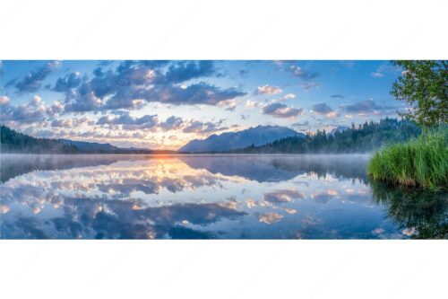 Herrliche Spiegelung bei aufgehender Sonne am Barmsee - Spiegelsaal - Seitenverhältnis 2,5:1 - Morgenstimmung am Barmsee - weitere Infos unter https://www.kriner-weiermann.de