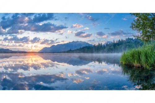 Herrliche Spiegelung bei aufgehender Sonne am Barmsee - Spiegelsaal - Seitenverhältnis 2:1 - Morgenstimmung am Barmsee - weitere Infos unter https://www.kriner-weiermann.de