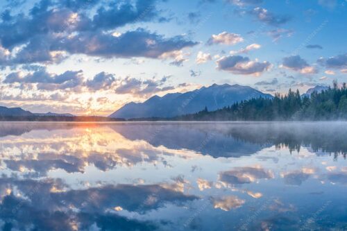 Herrliche Spiegelung bei aufgehender Sonne am Barmsee - Spiegelsaal - Seitenverhältnis 3:2 - Morgenstimmung am Barmsee - weitere Infos unter https://www.kriner-weiermann.de