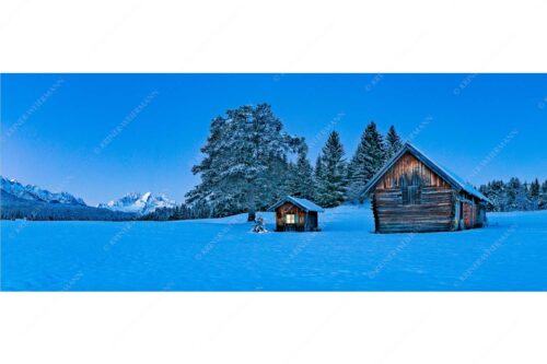 Adventliche Stimmung an Wiesmahdhütterl mit Blick auf Zugspitzmassiv - Staade Zeit II - Seitenverhältnis 2,5:1 - Christbaum an Hütte mit Wetterstein - weitere Infos unter https://www.kriner-weiermann.de