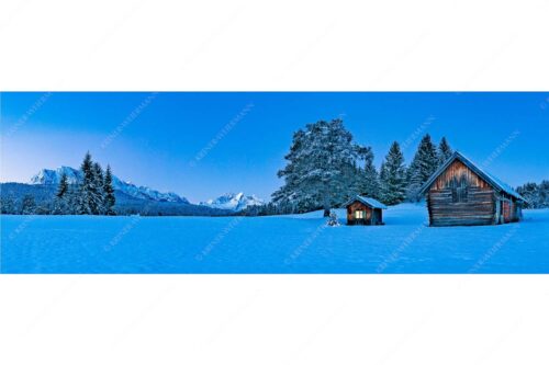 Adventliche Stimmung an Wiesmahdhütterl mit Blick auf Zugspitzmassiv - Staade Zeit II - Seitenverhältnis 3:1 - Christbaum an Hütte mit Wetterstein - weitere Infos unter https://www.kriner-weiermann.de