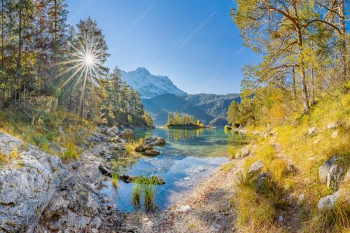 Blick über Eibsee zur aufgehenden Sonne an der Zugspitze - Zugspitzstern - Seitenverhältnis 3:2 - Eibsee mit Zugspitze - weitere Infos unter https://www.kriner-weiermann.de