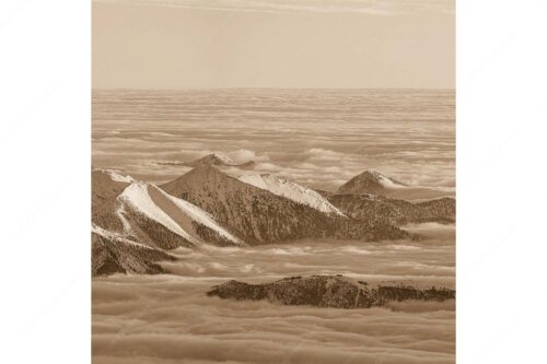 Der Blick von der Zugspitze auf das Estergebirge das wie Inseln aus dem Nebel ragt - Atlantis - Seitenverhältnis 1:1 - Estergebirge im Nebelmeer - weitere Infos unter https://www.kriner-weiermann.de