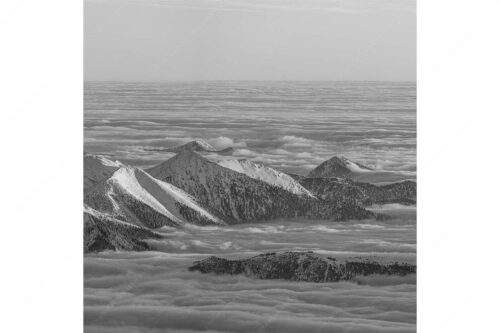 Der Blick von der Zugspitze auf das Estergebirge das wie Inseln aus dem Nebel ragt - Atlantis - Seitenverhältnis 1:1 - Estergebirge im Nebelmeer - weitere Infos unter https://www.kriner-weiermann.de