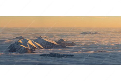 Der Blick von der Zugspitze auf das Estergebirge das wie Inseln aus dem Nebel ragt - Atlantis - Seitenverhältnis 2,5:1 - Estergebirge im Nebelmeer - weitere Infos unter https://www.kriner-weiermann.de