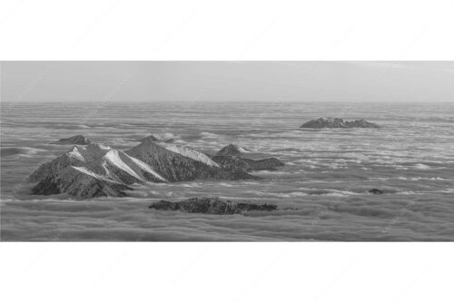 Der Blick von der Zugspitze auf das Estergebirge das wie Inseln aus dem Nebel ragt - Atlantis - Seitenverhältnis 2,5:1 - Estergebirge im Nebelmeer - weitere Infos unter https://www.kriner-weiermann.de