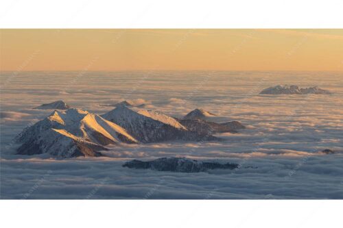 Der Blick von der Zugspitze auf das Estergebirge das wie Inseln aus dem Nebel ragt - Atlantis - Seitenverhältnis 2:1 - Estergebirge im Nebelmeer - weitere Infos unter https://www.kriner-weiermann.de