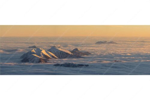 Der Blick von der Zugspitze auf das Estergebirge das wie Inseln aus dem Nebel ragt - Atlantis - Seitenverhältnis 3:1 - Estergebirge im Nebelmeer - weitere Infos unter https://www.kriner-weiermann.de