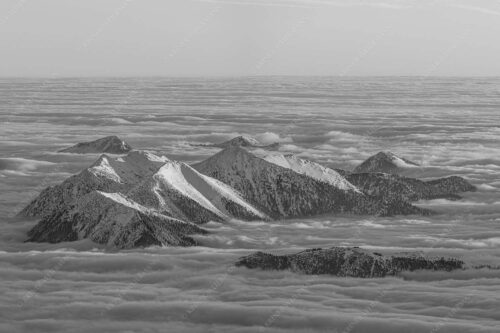 Der Blick von der Zugspitze auf das Estergebirge das wie Inseln aus dem Nebel ragt - Atlantis - Seitenverhältnis 3:2 - Estergebirge im Nebelmeer - weitere Infos unter https://www.kriner-weiermann.de