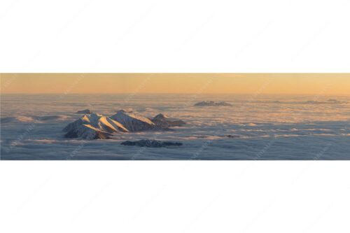 Der Blick von der Zugspitze auf das Estergebirge das wie Inseln aus dem Nebel ragt - Atlantis - Seitenverhältnis 4:1 - Estergebirge im Nebelmeer - weitere Infos unter https://www.kriner-weiermann.de