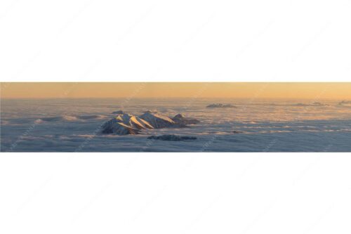 Der Blick von der Zugspitze auf das Estergebirge das wie Inseln aus dem Nebel ragt - Atlantis - Seitenverhältnis 5:1 - Estergebirge im Nebelmeer - weitere Infos unter https://www.kriner-weiermann.de