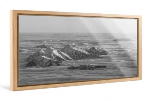 Der Blick von der Zugspitze auf das Estergebirge das wie Inseln aus dem Nebel ragt - Atlantis - Foto im Schattenfugen-Rahmen - Estergebirge im Nebelmeer - weitere Infos unter https://www.kriner-weiermann.de