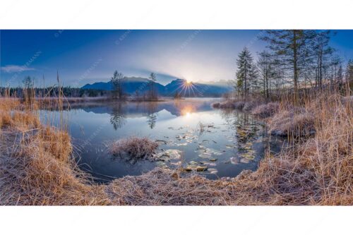 In traumhafter Stille präsentiert sich diese Morgenstimmung am Barmsee bei Krün - Brilliant - Seitenverhältnis 2:1 - Barmsee mit Karwendel - weitere Infos unter https://www.kriner-weiermann.de