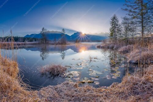 In traumhafter Stille präsentiert sich diese Morgenstimmung am Barmsee bei Krün - Brilliant - Seitenverhältnis 3:2 - Barmsee mit Karwendel - weitere Infos unter https://www.kriner-weiermann.de