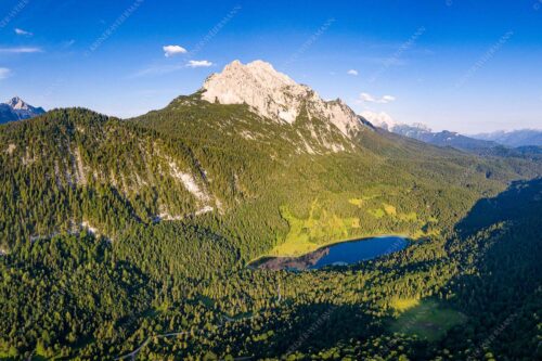 Blick über Ferchensee zur Unteren und Oberen Wettersteinspitze. - Die Perle - Seitenverhältnis 3:2 - Ferchensee am Wetterstein - weitere Infos unter https://www.kriner-weiermann.de