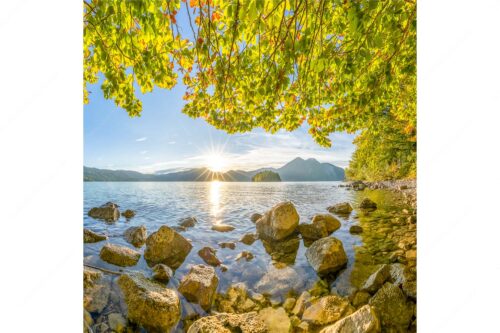 Blick über den Walchensee mit Insel Sassau zum Sonnenuntergang im Estergebirge - Fenster zum See - Seitenverhältnis 1:1 - Walchensee Insel Sassau mit Estergebirge - weitere Infos unter https://www.kriner-weiermann.de