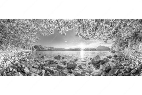 Blick über den Walchensee mit Insel Sassau zum Sonnenuntergang im Estergebirge - Fenster zum See - Seitenverhältnis 2,5:1 - Walchensee Insel Sassau mit Estergebirge - weitere Infos unter https://www.kriner-weiermann.de