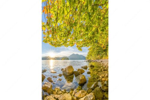 Blick über den Walchensee mit Insel Sassau zum Sonnenuntergang im Estergebirge - Fenster zum See - Seitenverhältnis 2:3 - Walchensee Insel Sassau mit Estergebirge - weitere Infos unter https://www.kriner-weiermann.de