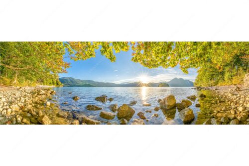 Blick über den Walchensee mit Insel Sassau zum Sonnenuntergang im Estergebirge - Fenster zum See - Seitenverhältnis 3:1 - Walchensee Insel Sassau mit Estergebirge - weitere Infos unter https://www.kriner-weiermann.de