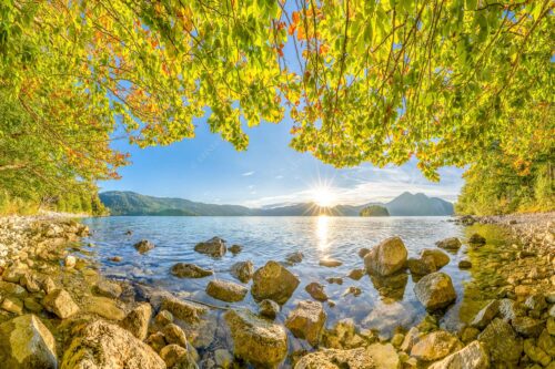 Blick über den Walchensee mit Insel Sassau zum Sonnenuntergang im Estergebirge - Fenster zum See - Seitenverhältnis 3:2 - Walchensee Insel Sassau mit Estergebirge - weitere Infos unter https://www.kriner-weiermann.de