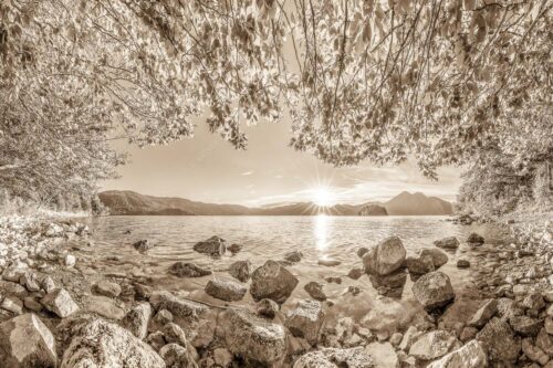 Blick über den Walchensee mit Insel Sassau zum Sonnenuntergang im Estergebirge - Fenster zum See - Seitenverhältnis 3:2 - Walchensee Insel Sassau mit Estergebirge - weitere Infos unter https://www.kriner-weiermann.de