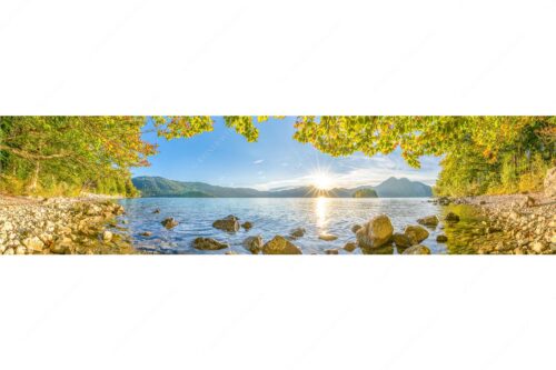 Blick über den Walchensee mit Insel Sassau zum Sonnenuntergang im Estergebirge - Fenster zum See - Seitenverhältnis 4:1 - Walchensee Insel Sassau mit Estergebirge - weitere Infos unter https://www.kriner-weiermann.de