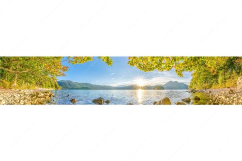 Blick über den Walchensee mit Insel Sassau zum Sonnenuntergang im Estergebirge - Fenster zum See - Seitenverhältnis 5:1 - Walchensee Insel Sassau mit Estergebirge - weitere Infos unter https://www.kriner-weiermann.de