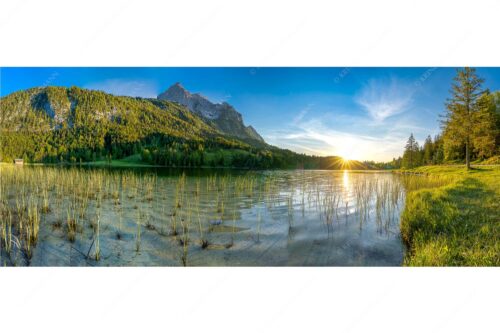 Blick über den Ferchensee zur Unteren Wettersteinspitze bei Sonnenuntergang - Ferchenseeabend - Seitenverhältnis 2,5:1 - Ferchensee Wetterstein Sonnenuntergang - weitere Infos unter https://www.kriner-weiermann.de