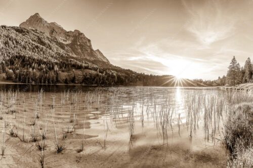 Blick über den Ferchensee zur Unteren Wettersteinspitze bei Sonnenuntergang - Ferchenseeabend - Seitenverhältnis 3:2 - Ferchensee Wetterstein Sonnenuntergang - weitere Infos unter https://www.kriner-weiermann.de