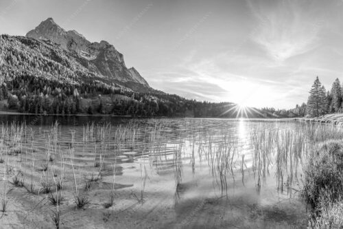 Blick über den Ferchensee zur Unteren Wettersteinspitze bei Sonnenuntergang - Ferchenseeabend - Seitenverhältnis 3:2 - Ferchensee Wetterstein Sonnenuntergang - weitere Infos unter https://www.kriner-weiermann.de