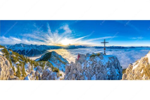 Blick vom Signalkopf über Wolkenmeer über dem Oberen Isartal zum Sonnenuntergang im Wetterstein - Fortuna II - Seitenverhältnis 2,5:1 - Klettern zum Signalkopf - weitere Infos unter https://www.kriner-weiermann.de