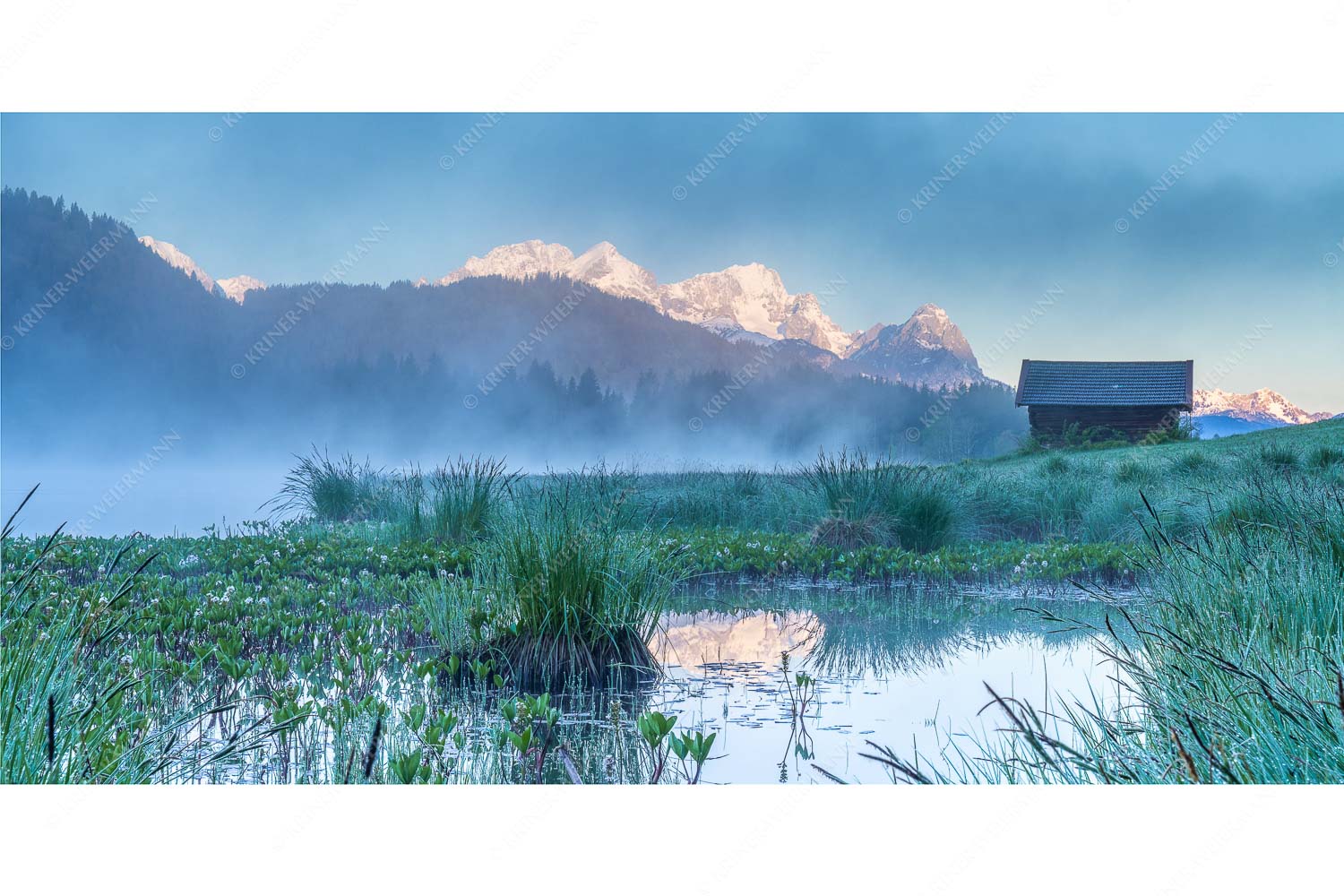 Am Morgen steigt leichter Nebel aus dem Geroldsee vor der traumhaften Bergkulisse der Zugspitze - Frische - Seitenverhältnis 2:1 - Zugspitze mit Geroldsee - weitere Infos unter https://www.kriner-weiermann.de