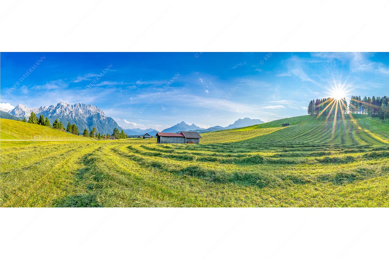 Gemähte Wiese am Tonihof mit Blick zum Karwendel und Wetterstein - Groamat - Seitenverhältnis 2,5:1 - Heuarbeit im Werdenfelserland - weitere Infos unter https://www.kriner-weiermann.de