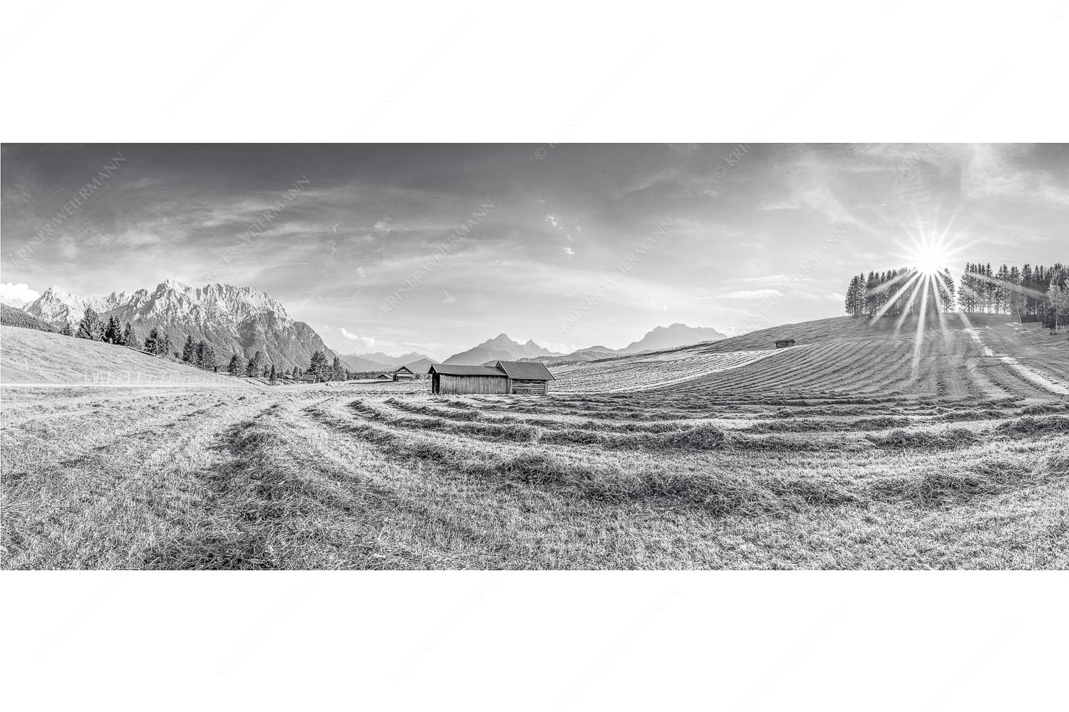 Gemähte Wiese am Tonihof mit Blick zum Karwendel und Wetterstein - Groamat - Seitenverhältnis 2,5:1 - Heuarbeit im Werdenfelserland - weitere Infos unter https://www.kriner-weiermann.de