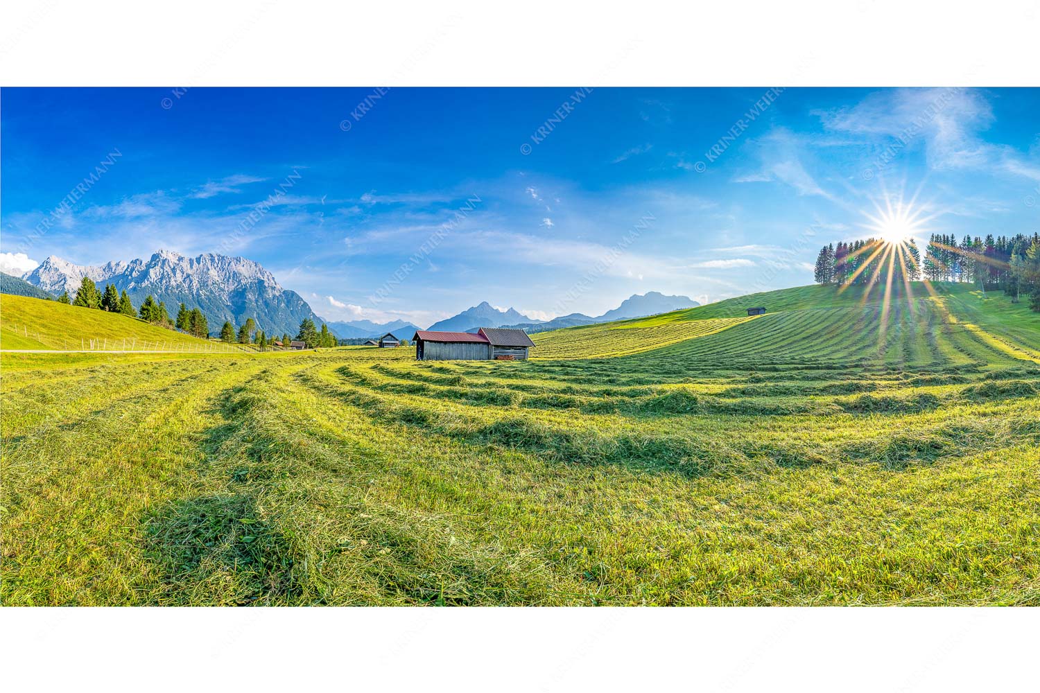 Gemähte Wiese am Tonihof mit Blick zum Karwendel und Wetterstein - Groamat - Seitenverhältnis 2:1 - Heuarbeit im Werdenfelserland - weitere Infos unter https://www.kriner-weiermann.de