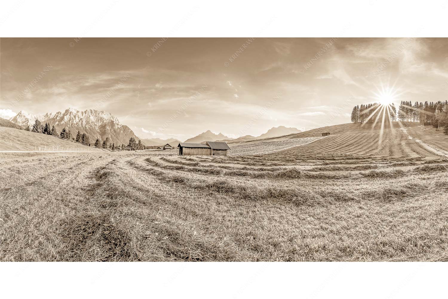 Gemähte Wiese am Tonihof mit Blick zum Karwendel und Wetterstein - Groamat - Seitenverhältnis 2:1 - Heuarbeit im Werdenfelserland - weitere Infos unter https://www.kriner-weiermann.de