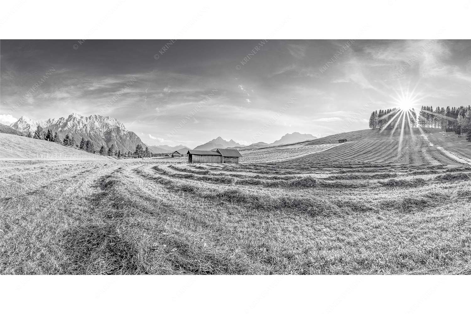 Gemähte Wiese am Tonihof mit Blick zum Karwendel und Wetterstein - Groamat - Seitenverhältnis 2:1 - Heuarbeit im Werdenfelserland - weitere Infos unter https://www.kriner-weiermann.de