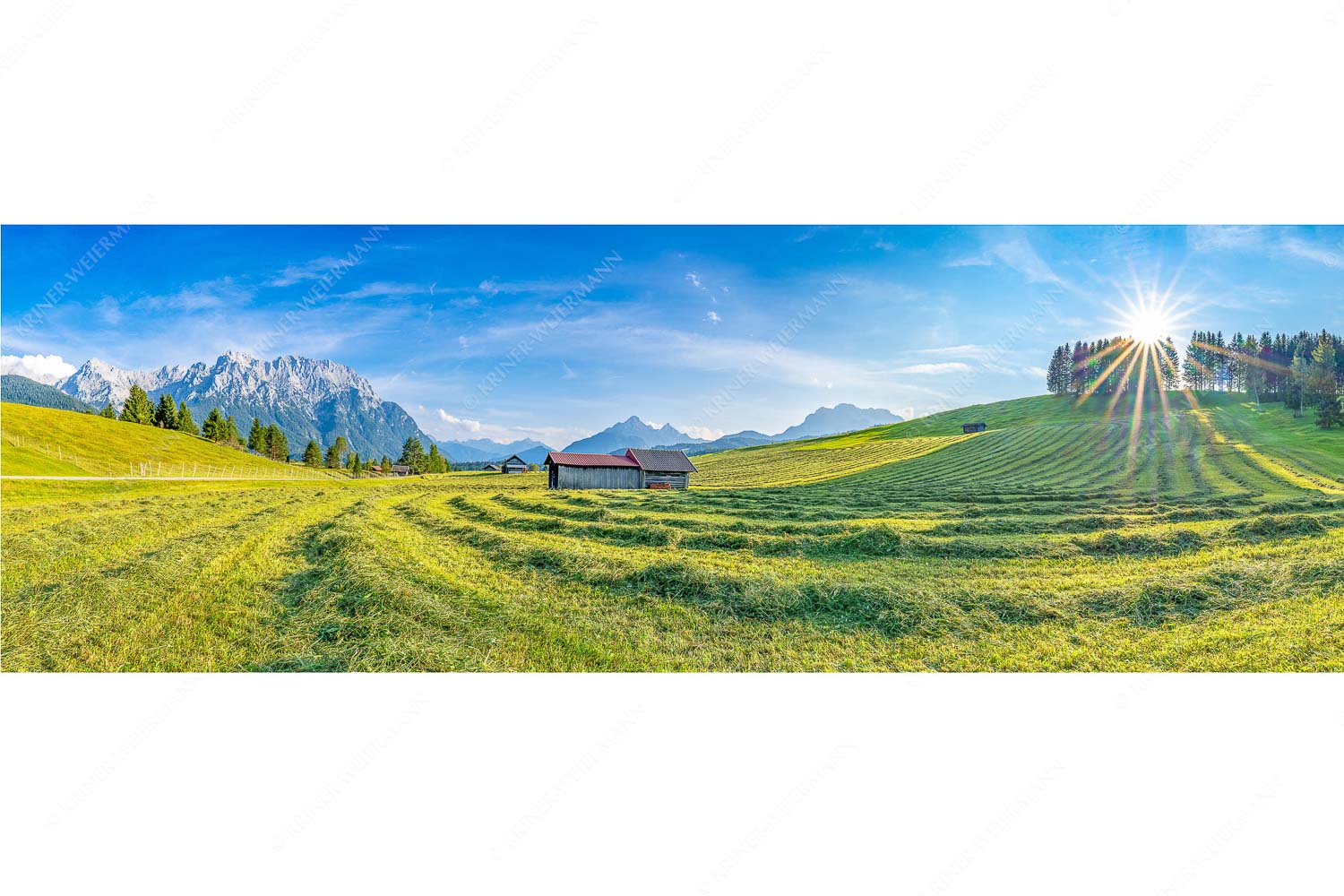 Gemähte Wiese am Tonihof mit Blick zum Karwendel und Wetterstein - Groamat - Seitenverhältnis 3:1 - Heuarbeit im Werdenfelserland - weitere Infos unter https://www.kriner-weiermann.de