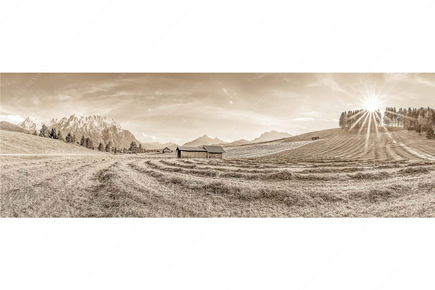 Gemähte Wiese am Tonihof mit Blick zum Karwendel und Wetterstein - Groamat - Seitenverhältnis 3:1 - Heuarbeit im Werdenfelserland - weitere Infos unter https://www.kriner-weiermann.de