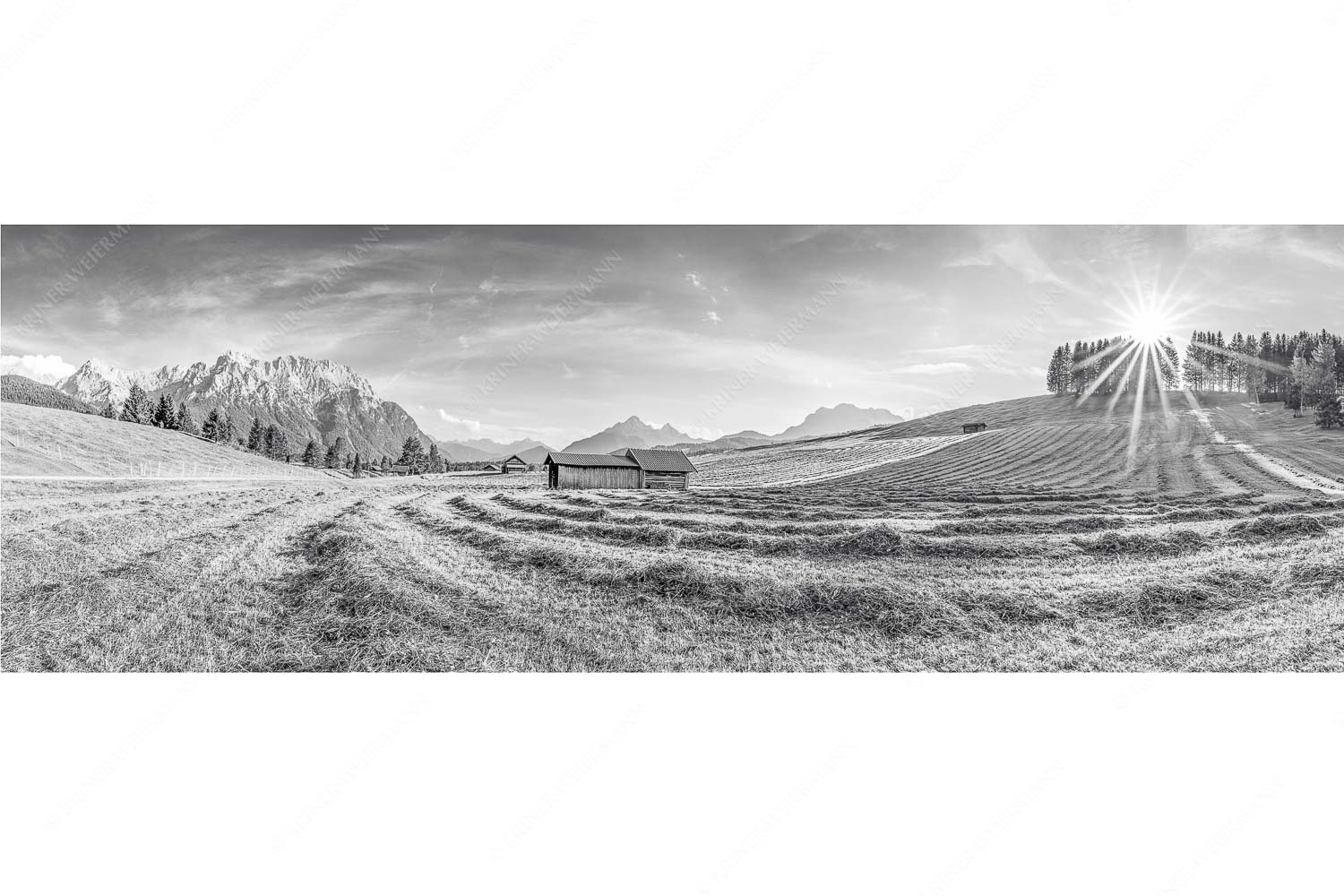 Gemähte Wiese am Tonihof mit Blick zum Karwendel und Wetterstein - Groamat - Seitenverhältnis 3:1 - Heuarbeit im Werdenfelserland - weitere Infos unter https://www.kriner-weiermann.de