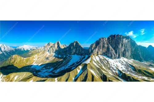 Wetterstein Südseite mit letzten Schneeresten im Puittal - Grüner Mantel - Seitenverhältnis 2,5:1 - Schüsselkarspitze Scharnitzspitze Oberreintalschrofen - weitere Infos unter https://www.kriner-weiermann.de