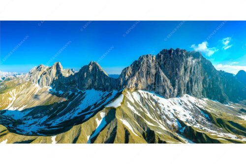 Wetterstein Südseite mit letzten Schneeresten im Puittal - Grüner Mantel - Seitenverhältnis 2:1 - Schüsselkarspitze Scharnitzspitze Oberreintalschrofen - weitere Infos unter https://www.kriner-weiermann.de